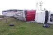Tir z ładunkiem przedwrócił się w rowie