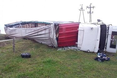 Tir z ładunkiem przedwrócił się w rowie