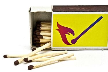 Z płonącego garażu uratowano bezdomnego