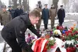Kwiaty i znicze na grobach ofiar katastrofy smoleńskiej