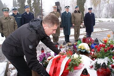 Kwiaty i znicze na grobach ofiar katastrofy smoleńskiej
