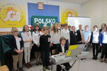 Uczniowie ZSS STO świętują 11 listopada z piosenką na ustach