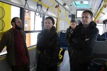 Czytanie książek w niezwykłych miejscach i przejażdżki ogórkiem z literatami, czyli festiwal Przeczytać Białystok [wideo]