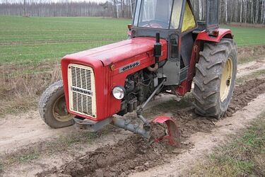 Jeździł ciągnikiem na 3 kołach. Miał 4 promile