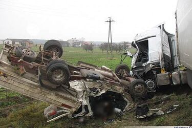 Na "ósemce" zderzyło się 6 pojazdów. Zginęły 3 osoby