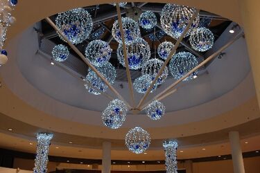 Lampki, girlandy, choinki. W galeriach handlowych zapanował świąteczny klimat