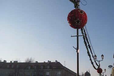 Na Rynku Kościuszki już wiszą świąteczne ozdoby