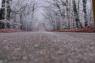Synoptycy ostrzegają przed śliskimi drogami