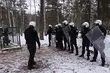 Uczniowie przyglądali się ćwiczeniom Służby Więziennej