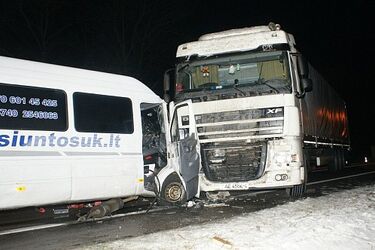 Ciężarówka zderzyła się z busem. 3 osoby w szpitalu
