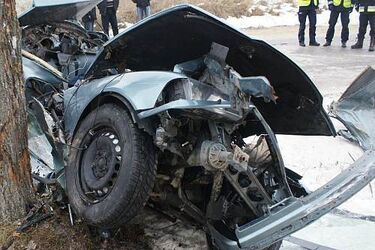 Auto uderzyło w drzewo. Zginął młody mężczyzna