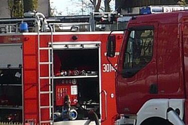Duży pożar zabudowań gasiło 11 zastępów strażaków