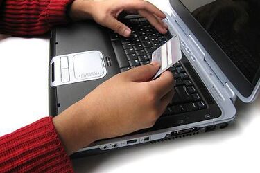 Zakradał się na aukcje internetowe i konta bankowe. Grozi mu 8 lat