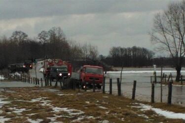 Rzeka zalała kilka gospodarstw w regionie. Z zatorem walczyli saperzy [ZDJĘCIA]