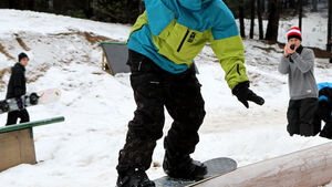 Niedzielna zabawa w snowparku
