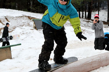 Niedzielna zabawa w snowparku