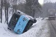Autobus przewrócił się w rowie. W środku byli uwięzieni pasażerowie
