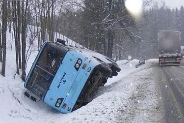 Autobus przewrócił się w rowie. W środku byli uwięzieni pasażerowie