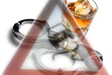 Mężczyzna prowadził auto pod wpływem alkoholu, nie posiadając prawa jazdy. Spowodował kolizję i uciekł