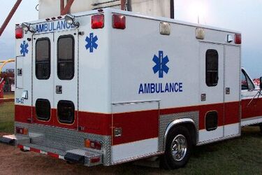 Zagubiony i rozebrany 49-latek znaleziony przy Auchan