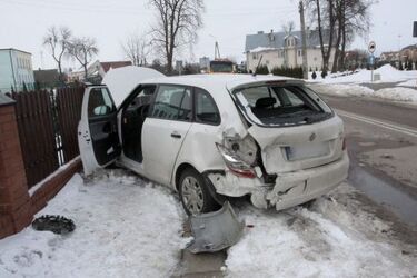 Ciężarówka zepchnęła skodę z drogi. Do szpitala trafiła ranna kobieta