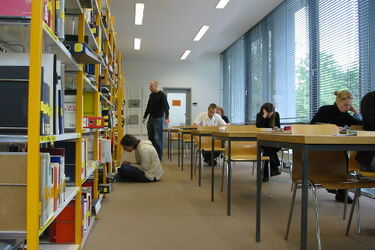  Niezamożni studenci kupią nowe książki za złotówkę