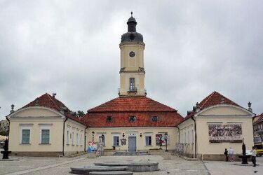 Przez dwie godziny ratusz będzie niebieski