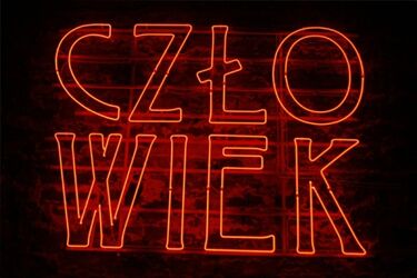 Latający spodek, Anders Breivik i neonowe szczęście. Nowa wystawa w elektrowni