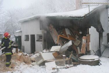 Wybuch gazu doszczętnie zniszczył dom. Poparzony mężczyzna trafił do szpitala