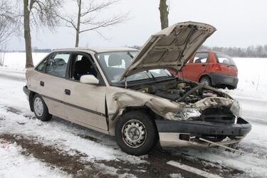 Czołowe zderzenie opla z daewoo. Trzy osoby trafiły do szpitala