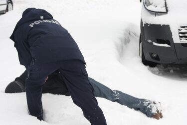 63-latek zamarzł pod drzwiami własnego domu