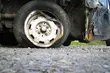 Opel uderzył w drzewo. Jedna osoba nie żyje