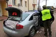 Audi po brzegi wypełnione papierosami. Kierowca uciekał z miejsca kontroli