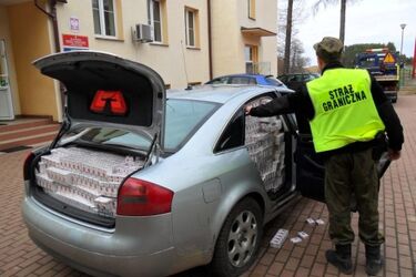 Audi po brzegi wypełnione papierosami. Kierowca uciekał z miejsca kontroli