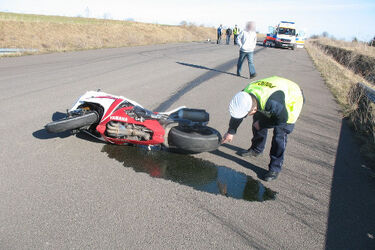 Czołowe zderzenie motocykli. Kierowcy trafili do szpitala