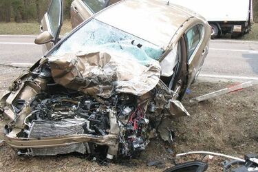 Zderzenie mitsubishi z oplem. Dwie osoby w szpitalu