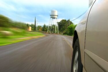 Ciągnęli kolegę za autem. Chłopak mógł zginąć