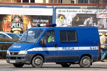 Nietypowa interwencja. Straż pożarna rozcinała policyjny radiowóz