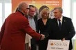 Prezydent przekazał teatralny bilet osobom niepełnosprawnym