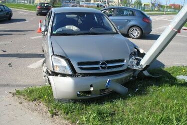 Zderzenie opla z volkswagenem. Trzy osoby trafiły do szpitala