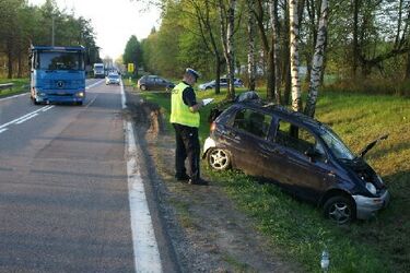 Zderzenie matiza z tirem. Kobieta trafiła do szpitala