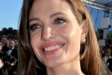Angelina Jolie poddała się amputacji piersi
