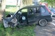 Mitsubishi uderzyło w drzewo. 23-letni kierowca trafił do szpitala