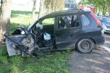 Mitsubishi uderzyło w drzewo. 23-letni kierowca trafił do szpitala