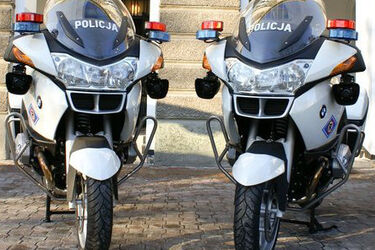 Wypadek w centrum Białegostoku. Policjantka na motocyklu zderzyła się z audi