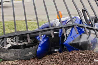 Pijany kierowca uderzył w motorowerzystów. Uciekł z miejsca wypadku