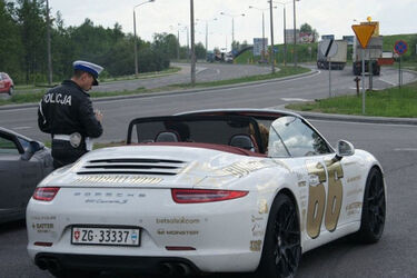 Policjanci skontrolowali uczestników wyścigu Gumball 3000