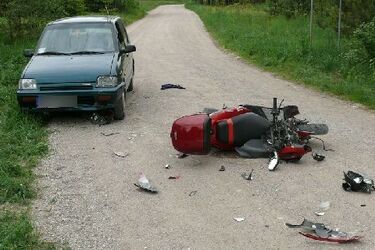Czołowe zderzenie skutera z tico. Kierowca jednośladu trafił do szpitala