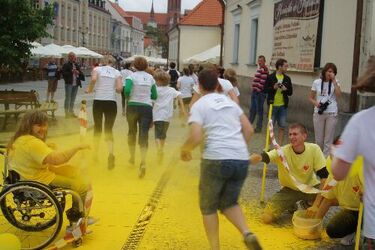 Wokół białostockiego ratusza przebiegł Koloraton. Pierwszy tego typu bieg charytatywny w Polsce