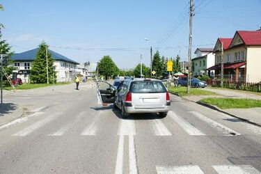 Peugeot potrącił kobietę na przejściu. 76-latka trafiła do szpitala
